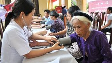 Khám, tư vấn kiến thức chăm sóc sức khỏe cho người cao tuổi.