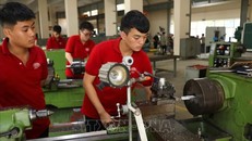 Học sinh lớp cao đẳng cắt gọt kim loại hệ 9+ K12 thực hành trên máy tiện vạn năng. 