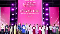 Bà Nguyễn Thị Hội An, Phó Giám đốc Sở VHTTDL Đà Nẵng trao giải Nhất cho tác giả Trần Xuân Sinh với tác phẩm “Áo dài tung bay trên đất nước thanh bình”