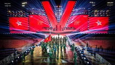 Hơn 50.000 khán giả có mặt tại Sân vận động quốc gia Mỹ Đình thưởng thức chương trình “Tổ quốc trong tim”. 