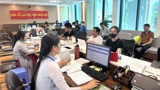 Người dân đến làm việc tại Trung tâm Phục vụ hành chính công phường Nghĩa Đô, thành phố Hà Nội. (Ảnh minh họa)