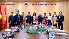 Chủ nhiệm Ủy ban Dân nguyện và Giám sát Lê Thị Nga trao các nghị quyết và tặng hoa cho các Ủy viên là đại biểu Quốc hội hoạt động chuyên trách tại Ủy ban, ngày 13/4/2026. Ảnh: quochoi.vn