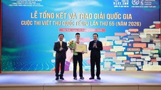 Lãnh đạo Bộ Khoa học và Công nghệ, Tổng công ty Bưu điện Việt Nam trao giải Nhất cho em Trần Chí Cường, học sinh lớp 9D, Trường THCS Bình Hàn (Hải Phòng).