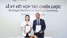 Mr Bakhache Sami - General Director của EssilorLuxottica Việt Nam và bà Hằng Vũ CEO của HMK Eyewear trong buổi lễ ký kết.
