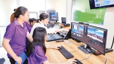 Sinh viên Trường đại học Giáo dục (Đại học Quốc gia Hà Nội) thực hành tại phòng Lab Công nghệ giáo dục.
