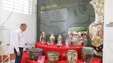 Người dân tham quan các hiện vật từ các nhà sưu tập hiến tặng. 