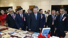 Tổng Bí thư, Chủ tịch nước Tô Lâm xem trưng bày giới thiệu tại Lễ kỷ niệm 120 năm Ngày truyền thống Đại học Quốc gia Hà Nội (16/5/1906 - 16/5/2026) và đón nhận Huân chương Lao động hạng Nhất. 