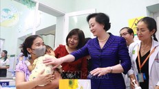 Bí thư Trung ương Đảng, Phó Thủ tướng Phạm Thị Thanh Trà hỏi thăm, động viên thân nhân và bệnh nhi đang điều trị tại Bệnh viện Nhi đồng 2 Thành phố Hồ Chí Minh.