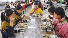 Học sinh được đảm bảo chế độ ăn uống đầy đủ khi học tập tại trường nội trú. 