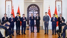 Tổng Bí thư, Chủ tịch nước Tô Lâm và Thủ tướng Singapore Lawrence Wong chứng kiến Lễ trao các văn kiện hợp tác giữa hai nước. 