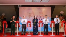 Các đại biểu cắt băng khai mạc triển lãm. 