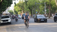 Người dân đi lại trên tuyến đường ven hồ Hoàn Kiếm.