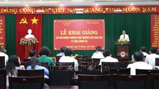 Quang cảnh lễ khai giảng Lớp bồi dưỡng phương pháp nghiên cứu khoa học lý luận chính trị cho cán bộ, giảng viên các trường Nam Trung Bộ do Trường Chính trị tỉnh Quảng Ngãi phối hợp với Học viện Chính trị Quốc gia Hồ Chí Minh - Ban Đề án 587 tổ chức.