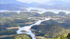 Vườn quốc gia Tà Đùng (xã Tà Đùng, tỉnh Lâm Đồng) lưu giữ nhiều giá trị đặc sắc về cảnh quan thiên nhiên và đa dạng sinh học của Công viên địa chất toàn cầu UNESCO Đắk Nông, tỉnh Lâm Đồng. 