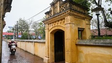 Nhà lưu niệm cố Tổng Bí thư Trường Chinh nằm trong khuôn viên rộng hơn 500m², giữ nguyên lối kiến trúc đặc trưng của vùng đồng bằng Bắc Bộ