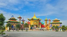 Khu du lịch Quốc tế Đồi Rồng (Hải Phòng) do Công ty cổ phần Đầu tư và Du lịch Vạn Hương làm chủ đầu tư.