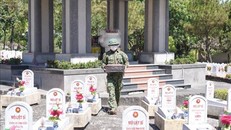 Sau khi các cán bộ y tế hoàn thành lấy mẫu, hài cốt được gói buộc cẩn thận, cho vào tiểu và đưa về lại vị trí cũ, thực hiện công tác hoàn mộ. 