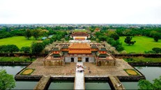 Nhìn từ trên cao, Đại Nội Huế hiện lên rực rỡ, tỏa sáng giữa thành phố di sản. 