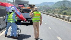 Lực lượng CSGT phối hợp làm nhiệm vụ dưới thời tiết nắng nóng trên cao tốc. (Ảnh: CSGT cung cấp)