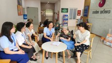 Cán bộ Trung tâm Phục vụ hành chính công Hà Nội xuống cơ sở giúp người yếu thế hoàn thiện thủ tục chi trả lương hưu.