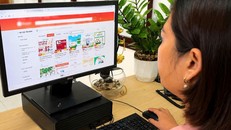 Người tiêu dùng tìm hiểu về các sản phẩm chăm sóc sức khỏe trên mạng.