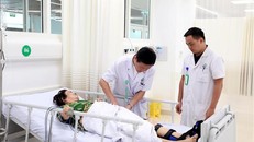 Các bác sĩ khám cho người bệnh tại Bệnh viện Hữu nghị Việt Đức cơ sở Ninh Bình. 