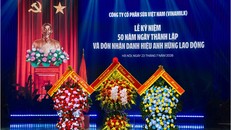Vinamilk vô cùng vinh dự và tự hào được đón nhận những lẵng hoa chúc mừng từ lãnh đạo, nguyên lãnh đạo Đảng và Nhà nước (Ảnh: Minh Anh).