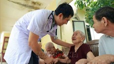 Những cử chỉ chăm sóc tận tình mang đến sự ấm áp cho người có công và đối tượng bảo trợ xã hội. (Ảnh minh họa)