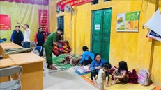 Công an xã Mường Khương, Lào Cai bố trí nơi ở tạm thời, bảo đảm an toàn cho các hộ dân sau khi di dời khỏi khu vực nguy hiểm.
