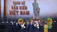Phó Thủ tướng Thường trực Chính phủ Phạm Gia Túc tặng hoa chúc mừng lãnh đạo tỉnh Hưng Yên và tặng hoa Trưởng Đại diện UNESCO tại Hà Nội