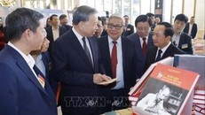 Tổng Bí thư Tô Lâm tham quan không gian trưng bày sách tại Hội nghị toàn quốc tổng kết công tác Tuyên giáo và Dân vận năm 2025, triển khai nhiệm vụ năm 2026, sáng 19/12/2025, tại Hà Nội. Hội nghị được triển khai bằng hình thức trực tiếp kết hợp trực tuyến đến 35 điểm cầu các tỉnh ủy, thành ủy với hơn 3000 đại biểu tham dự.