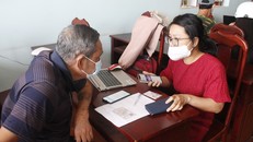 Người cao tuổi được hướng dẫn kiểm tra lương hưu qua tài khoản ngân hàng.