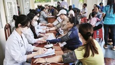 Y bác sĩ Bệnh viện Lê Văn Thịnh thực hiện khám sức khỏe cho người dân xã Long Hải, TP Hồ Chí Minh. 