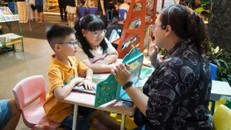 Nhiều bạn nhỏ hào hứng trải nghiệm không gian tương tác cùng sách. (Ảnh minh họa)