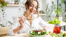 Thói quen ăn uống ảnh hưởng như thế nào đến não bộ và sức khỏe tâm thần