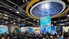 Báo chí tác nghiệp tại gian hàng EGAT ở Gastech 2026. Ảnh: VEC.
