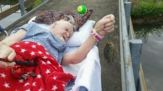 Cựu binh hải quân Mỹ Connie Willhite câu cá ngoài trời lần cuối trước khi qua đời. Ảnh: Vison VA Medical Center