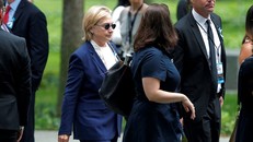 Bà Hillary Clinton đến tham dự lễ kỷ niệm 15 năm vụ khủng bố 11/9 tại New York, Mỹ. Ảnh: Reuters.