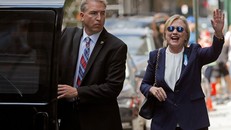 Bà Hillary Clinton vẫy tay chào người dân sau khi ngất xỉu và nghỉ ngơi tại nhà riêng của con gái ở New York hôm 11/9. Ảnh: Reuters.