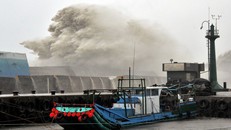 Bão Meranti có sức gió lên đến 300 km/h, giật 360 km/h, gây ra sóng lớn ở cảng Fugang, Đài Trung, Đài Loan (Trung Quốc). Đây được coi là cơn bão mạnh nhất thế giới trong năm nay. Ảnh: CNA