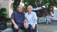 Ông Trịnh Xuân Giới (phải) với tác giả.