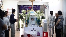 Linh cữu của nam ca sĩ tại nhà riêng. Ảnh: Việt Hoàng