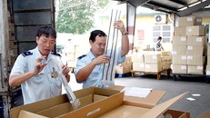Số lượng kiểm tra hàng hóa xuất nhập khẩu nhiều nhưng tỷ lệ phát hiện sai phạm ít. Ảnh: B.G