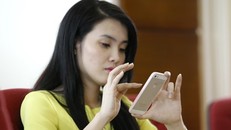 Nhiều người sử dụng dịch vụ di động bị móc túi mà không biết. Ảnh: Như Ý.