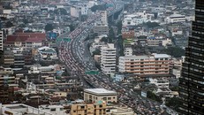 Dòng xe đông đúc trong giờ cao điểm buổi sáng ở Bangkok. Tele Atlas (Hà Lan), một trong những công ty định vị và thực hiện bản đồ lớn nhất thế giới, nhận định Bangkok là một trong 10 thành phố kẹt xe nghiêm trọng nhất thế giới, bên cạnh các đô thị như Thà