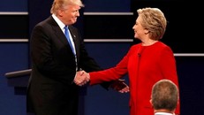 Donald Trump và Hillary Clinton bắt tay nhau ngay khi bước lên sân khấu của cuộc tranh luận tại Đại học Hofstra, New York, bang nhà của cả hai ứng viên. Điều khiển cuộc tranh luận là nhà báo, người dẫn chương trình của đài NBC Lester Holt. 