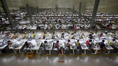 Các công nhân đang làm việc tại một nhà máy ở tỉnh Bắc Giang. Ảnh: Reuters.