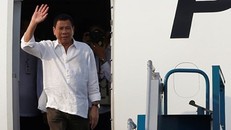 Tổng thống Philippines Rodrigo Duterte đến sân bay Nội Bài, Hà Nội. Ảnh: Reuters