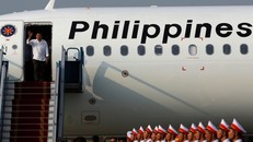 Ông Duterte chiều qua đặt chân đến sân bay Nội Bài, bắt đầu chuyến thăm Việt Nam kéo dài hai ngày. Ảnh: Reuters