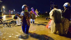 Sau ba ngày TP.HCM xuất hiện trận mưa kỷ lục, tối 28/9, đường Lương Định Của (quận 2) vẫn ngập lụt. Lối vào nhà dân bị cô lập, nhiều người phải chịu cảnh bì bõm lội nước sinh hoạt.